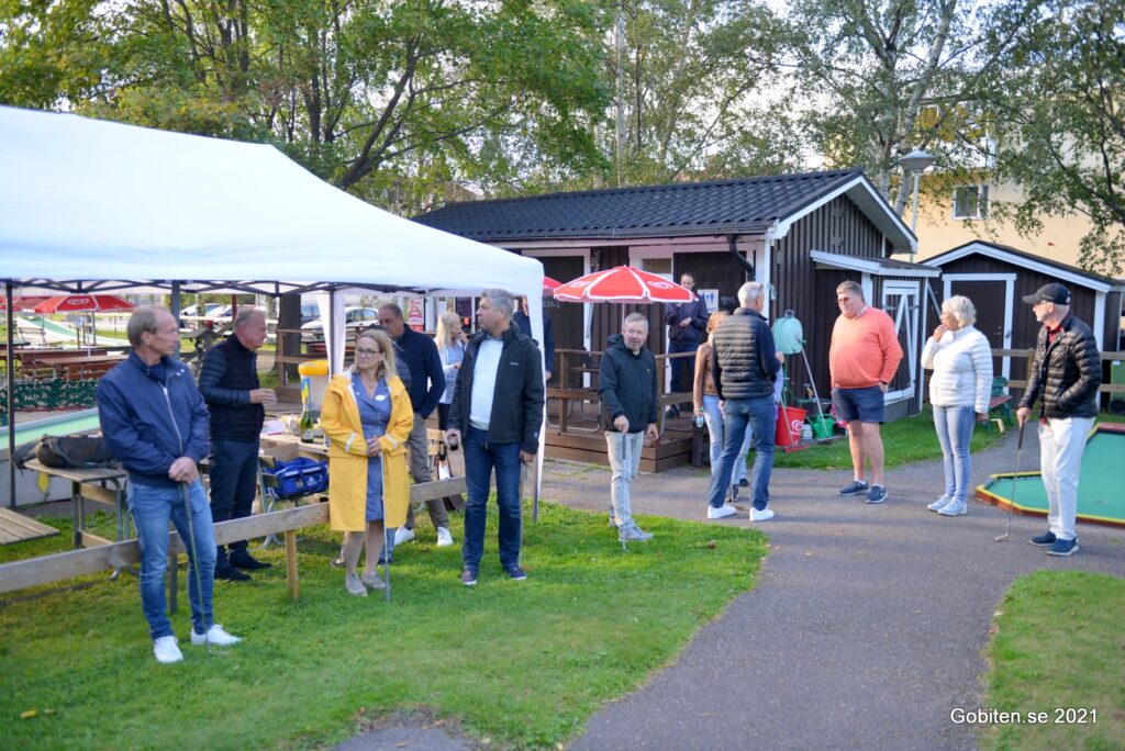 En grupp människor på minigolf