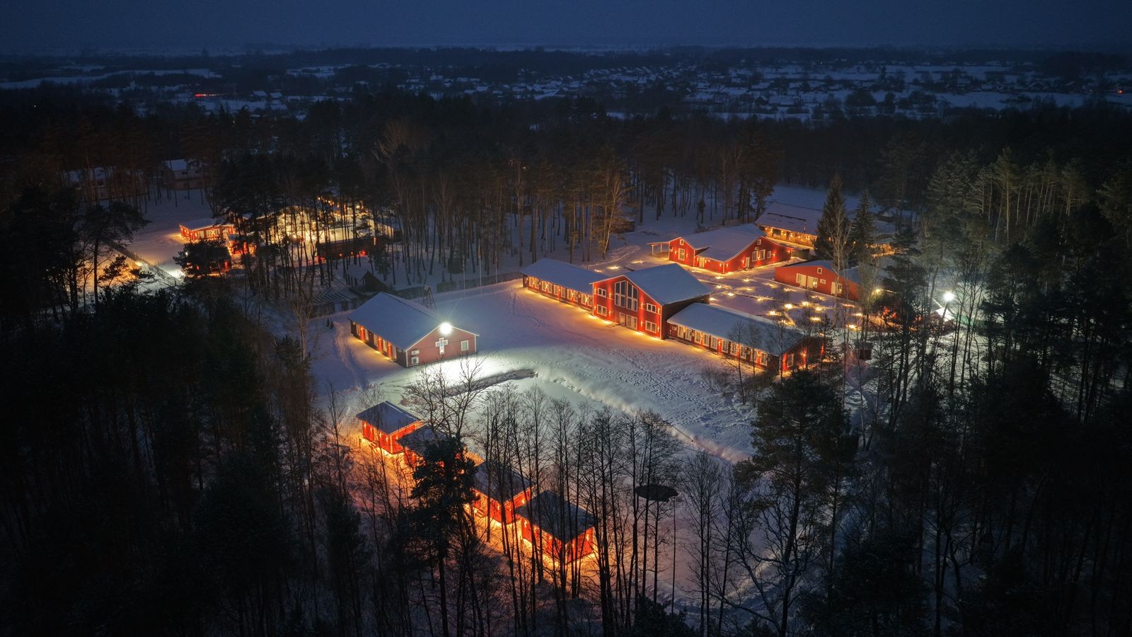 Flyktingcenter, lägergård och humanitär hub