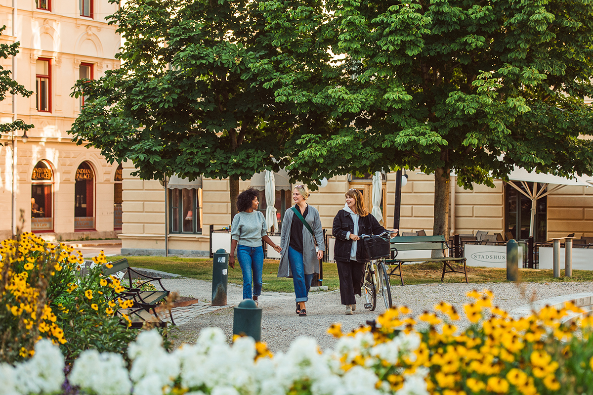 Tre kvinnor i Stadshusparken i Sundsvall